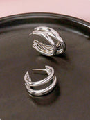 1 par de brincos de argola de aço inoxidável.