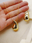 Acessórios: Colar e brincos com formato de gotas.