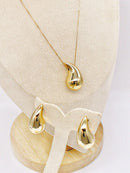 Acessórios: Colar e brincos com formato de gotas.