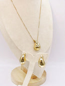 Acessórios: Colar e brincos com formato de gotas.