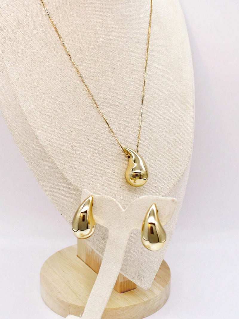 Acessórios: Colar e brincos com formato de gotas.