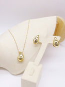 Acessórios: Colar e brincos com formato de gotas.