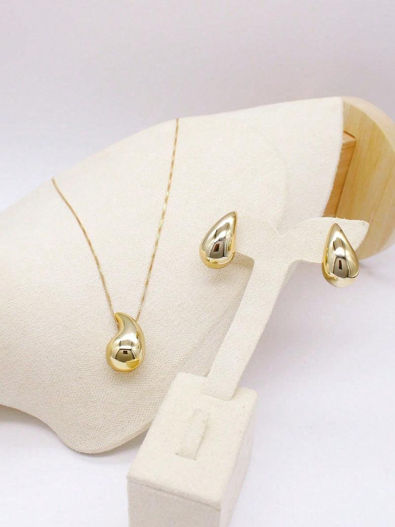 Acessórios: Colar e brincos com formato de gotas.