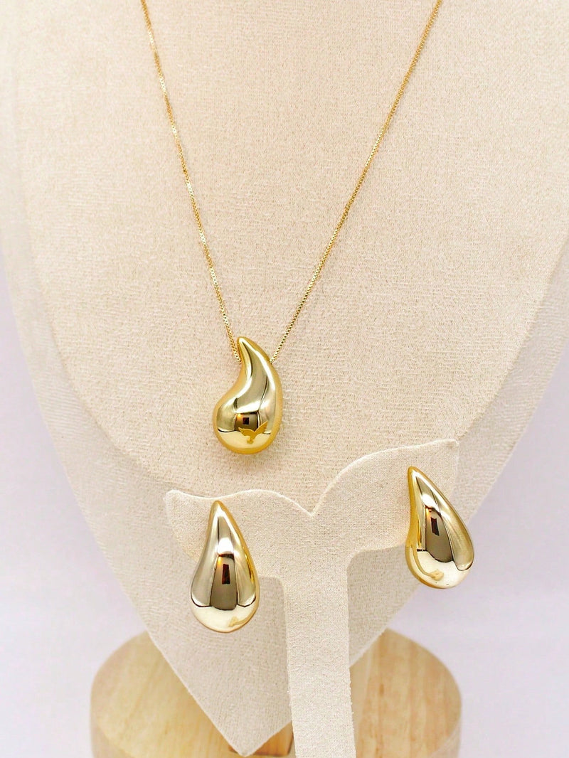 Acessórios: Colar e brincos com formato de gotas.