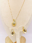 Acessórios: Colar e brincos com formato de gotas.