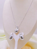 Acessórios: Colar e brincos com formato de gotas.