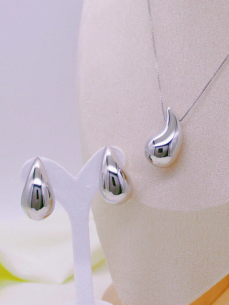 Acessórios: Colar e brincos com formato de gotas.