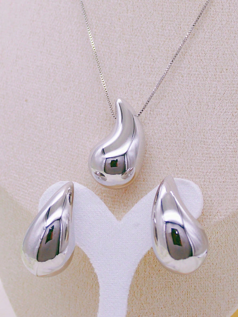 Acessórios: Colar e brincos com formato de gotas.